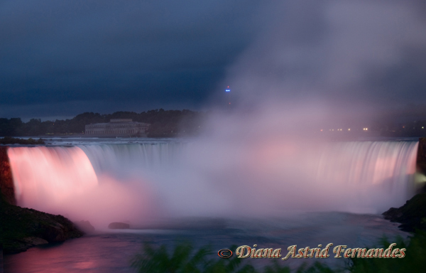 Canada-Niagara-Falls-at-night